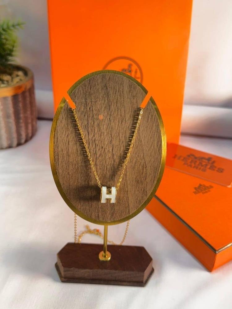 عقد هيرميس حرف H أبيض